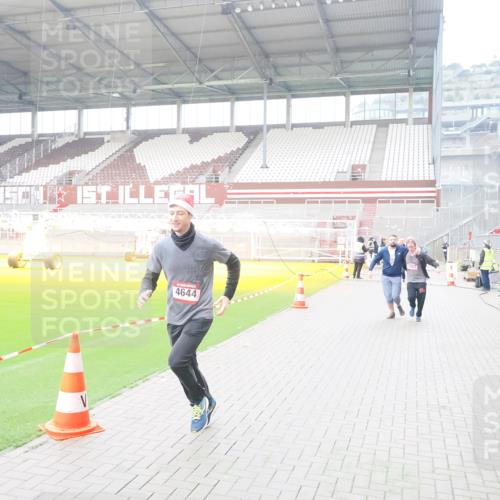 07.12.2025 - St. Pauli X-Mass-Run No. 15 Fabian Wolf http://msf.ph/oto/9418788 07.12.2025 11:28:07 Ziel 1082, 2138, 2139, 2192, 2196, 2655, 2930, 2980, 3027, 3057, 3063, 3074, 4644, 4653, 4655 meine-sportfotos.de