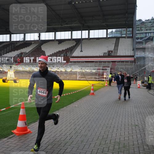 07.12.2025 - St. Pauli X-Mass-Run No. 15 Fabian Wolf http://msf.ph/oto/9418789 07.12.2025 11:28:07 Ziel 1082, 2138, 2139, 2192, 2196, 2655, 2930, 2980, 3027, 3057, 3063, 3074, 4644, 4653, 4655 meine-sportfotos.de