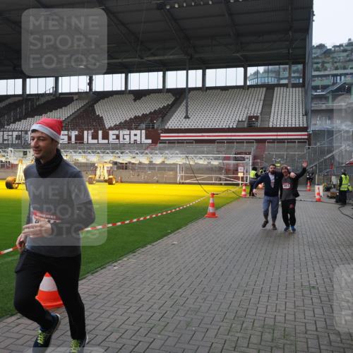 07.12.2025 - St. Pauli X-Mass-Run No. 15 Fabian Wolf http://msf.ph/oto/9418790 07.12.2025 11:28:07 Ziel 1082, 2138, 2139, 2192, 2196, 2655, 2930, 2980, 3027, 3057, 3063, 3074, 4644, 4653, 4655 meine-sportfotos.de