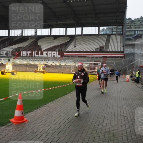 07.12.2025 - St. Pauli X-Mass-Run No. 15 Fabian Wolf http://msf.ph/oto/9418806 07.12.2025 11:28:12 Ziel 1082, 2138, 2139, 2162, 2163, 2655, 2980, 3057, 3063, 3074, 3599, 4644, 4653, 4655 meine-sportfotos.de