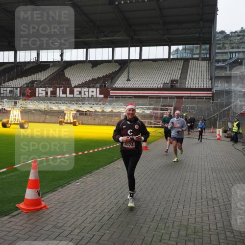 07.12.2025 - St. Pauli X-Mass-Run No. 15 Fabian Wolf http://msf.ph/oto/9418807 07.12.2025 11:28:12 Ziel 1082, 2138, 2139, 2162, 2163, 2655, 2980, 3057, 3063, 3074, 3599, 4644, 4653, 4655 meine-sportfotos.de