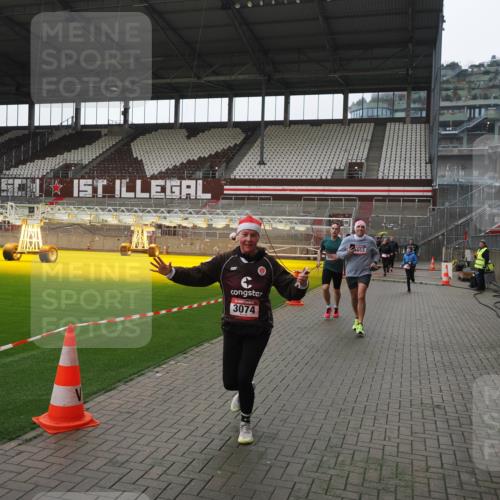 07.12.2025 - St. Pauli X-Mass-Run No. 15 Fabian Wolf http://msf.ph/oto/9418808 07.12.2025 11:28:13 Ziel 1082, 2138, 2139, 2162, 2163, 2164, 3057, 3063, 3074, 3599, 3670, 4644, 4653, 4655 meine-sportfotos.de