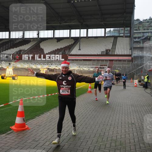 07.12.2025 - St. Pauli X-Mass-Run No. 15 Fabian Wolf http://msf.ph/oto/9418809 07.12.2025 11:28:13 Ziel 1082, 2138, 2139, 2162, 2163, 2164, 3057, 3063, 3074, 3599, 3670, 4644, 4653, 4655 meine-sportfotos.de