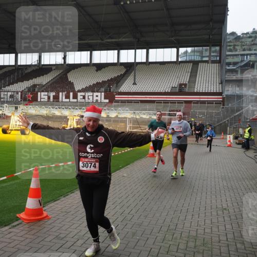 07.12.2025 - St. Pauli X-Mass-Run No. 15 Fabian Wolf http://msf.ph/oto/9418810 07.12.2025 11:28:13 Ziel 1082, 2138, 2139, 2162, 2163, 2164, 3057, 3063, 3074, 3599, 3670, 4644, 4653, 4655 meine-sportfotos.de