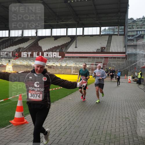 07.12.2025 - St. Pauli X-Mass-Run No. 15 Fabian Wolf http://msf.ph/oto/9418811 07.12.2025 11:28:13 Ziel 1082, 2138, 2139, 2162, 2163, 2164, 3057, 3063, 3074, 3599, 3670, 4644, 4653, 4655 meine-sportfotos.de