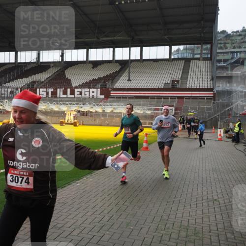 07.12.2025 - St. Pauli X-Mass-Run No. 15 Fabian Wolf http://msf.ph/oto/9418812 07.12.2025 11:28:13 Ziel 1082, 2138, 2139, 2162, 2163, 2164, 3057, 3063, 3074, 3599, 3670, 4644, 4653, 4655 meine-sportfotos.de
