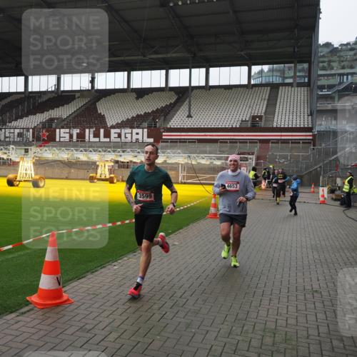 07.12.2025 - St. Pauli X-Mass-Run No. 15 Fabian Wolf http://msf.ph/oto/9418813 07.12.2025 11:28:14 Ziel 2138, 2139, 2162, 2163, 2164, 3057, 3063, 3074, 3599, 3670, 4644, 4653, 4655 meine-sportfotos.de