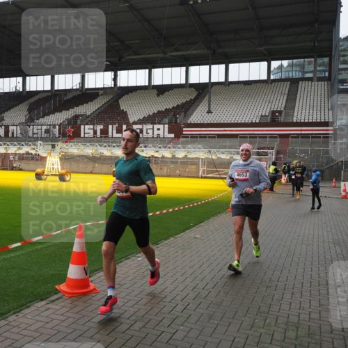 07.12.2025 - St. Pauli X-Mass-Run No. 15 Fabian Wolf http://msf.ph/oto/9418814 07.12.2025 11:28:14 Ziel 2138, 2139, 2162, 2163, 2164, 3057, 3063, 3074, 3599, 3670, 4644, 4653, 4655 meine-sportfotos.de