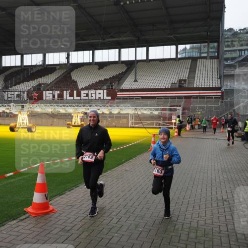 07.12.2025 - St. Pauli X-Mass-Run No. 15 Fabian Wolf http://msf.ph/oto/9418830 07.12.2025 11:28:20 Ziel 2162, 2163, 2164, 2808, 2845, 3057, 3063, 3074, 3599, 3670, 4653, 4655 meine-sportfotos.de
