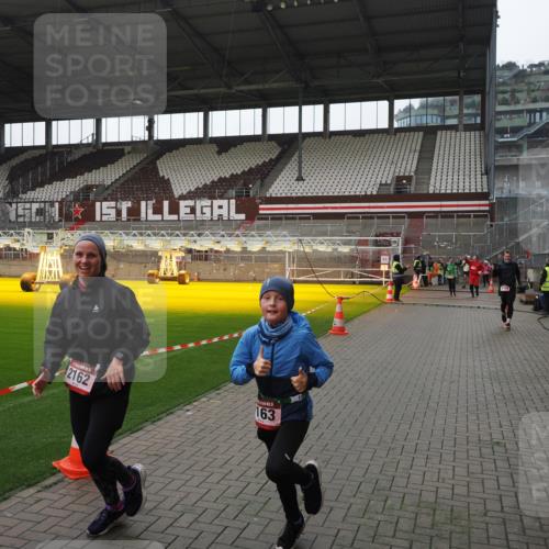 07.12.2025 - St. Pauli X-Mass-Run No. 15 Fabian Wolf http://msf.ph/oto/9418832 07.12.2025 11:28:20 Ziel 2162, 2163, 2164, 2808, 2845, 3057, 3063, 3074, 3599, 3670, 4653, 4655 meine-sportfotos.de
