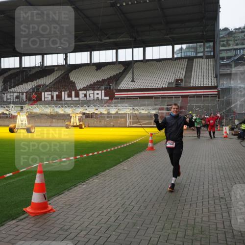 07.12.2025 - St. Pauli X-Mass-Run No. 15 Fabian Wolf http://msf.ph/oto/9418836 07.12.2025 11:28:23 Ziel 2162, 2163, 2164, 2808, 2845, 3074, 3599, 3670, 4653 meine-sportfotos.de