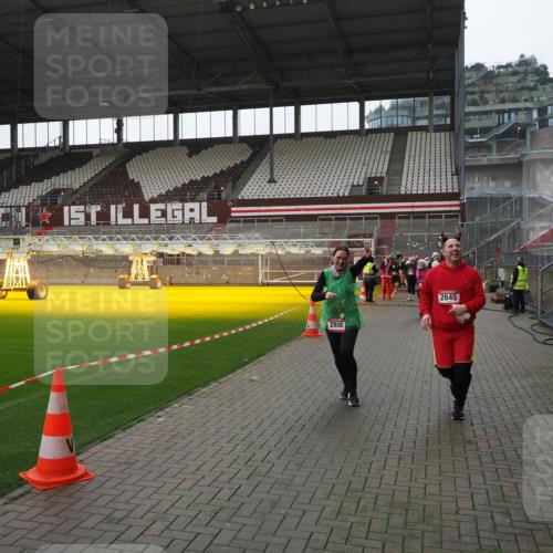 07.12.2025 - St. Pauli X-Mass-Run No. 15 Fabian Wolf http://msf.ph/oto/9418849 07.12.2025 11:28:28 Ziel 1897, 1917, 1919, 1920, 1921, 2162, 2163, 2164, 2426, 2427, 2431, 2808, 2845, 3599, 3670, 4641 meine-sportfotos.de