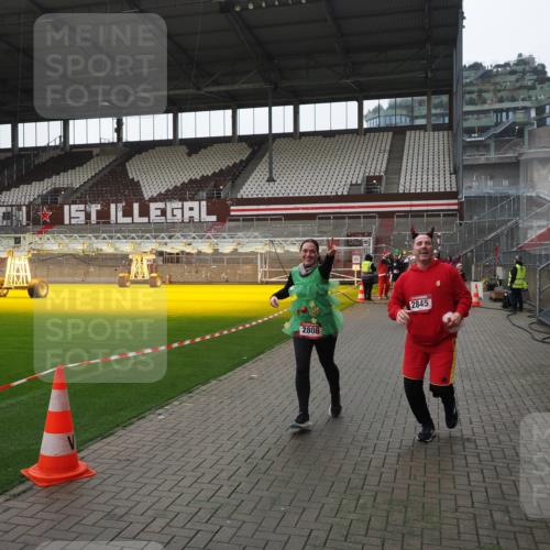07.12.2025 - St. Pauli X-Mass-Run No. 15 Fabian Wolf http://msf.ph/oto/9418851 07.12.2025 11:28:29 Ziel 1897, 1917, 1919, 1920, 1921, 2162, 2163, 2164, 2426, 2427, 2431, 2495, 2774, 2808, 2845, 3599, 3670, 4641 meine-sportfotos.de