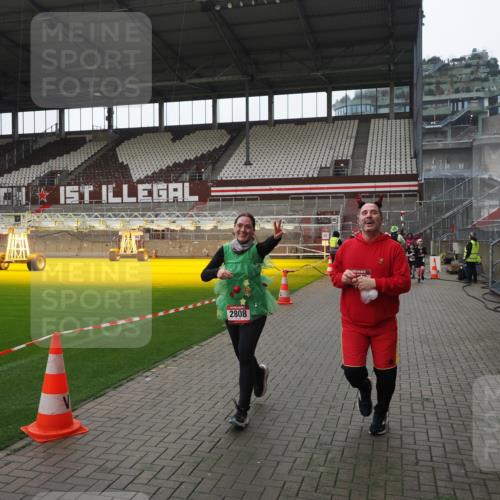 07.12.2025 - St. Pauli X-Mass-Run No. 15 Fabian Wolf http://msf.ph/oto/9418853 07.12.2025 11:28:29 Ziel 1897, 1917, 1919, 1920, 1921, 2162, 2163, 2164, 2426, 2427, 2431, 2495, 2774, 2808, 2845, 3599, 3670, 4641 meine-sportfotos.de