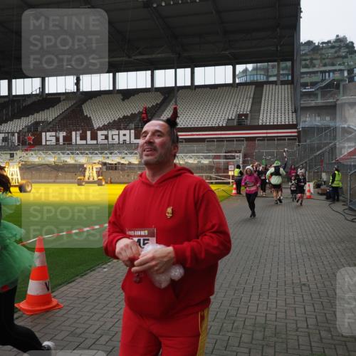 07.12.2025 - St. Pauli X-Mass-Run No. 15 Fabian Wolf http://msf.ph/oto/9418858 07.12.2025 11:28:30 Ziel 1897, 1917, 1919, 1920, 1921, 2162, 2163, 2164, 2426, 2427, 2431, 2495, 2774, 2808, 2845, 3599, 3670, 4641 meine-sportfotos.de