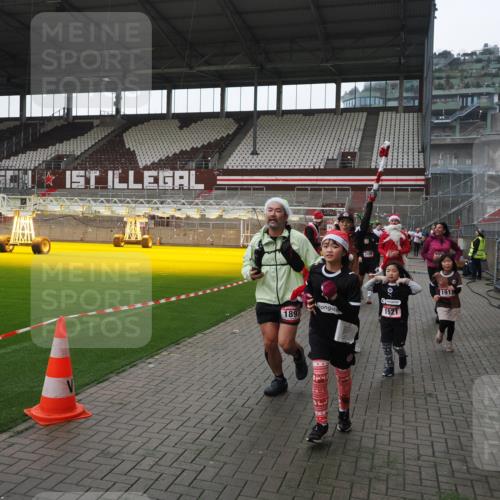 07.12.2025 - St. Pauli X-Mass-Run No. 15 Fabian Wolf http://msf.ph/oto/9418869 07.12.2025 11:28:37 Ziel 1897, 1917, 1919, 1920, 1921, 2383, 2426, 2427, 2431, 2495, 2774, 2808, 2845, 4641, 4832 meine-sportfotos.de