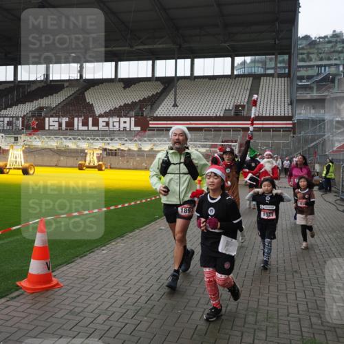 07.12.2025 - St. Pauli X-Mass-Run No. 15 Fabian Wolf http://msf.ph/oto/9418870 07.12.2025 11:28:37 Ziel 1897, 1917, 1919, 1920, 1921, 2383, 2426, 2427, 2431, 2495, 2774, 2808, 2845, 4641, 4832 meine-sportfotos.de
