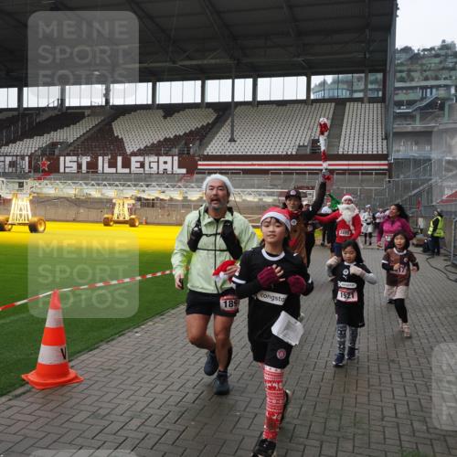 07.12.2025 - St. Pauli X-Mass-Run No. 15 Fabian Wolf http://msf.ph/oto/9418871 07.12.2025 11:28:37 Ziel 1897, 1917, 1919, 1920, 1921, 2383, 2426, 2427, 2431, 2495, 2774, 2808, 2845, 4641, 4832 meine-sportfotos.de