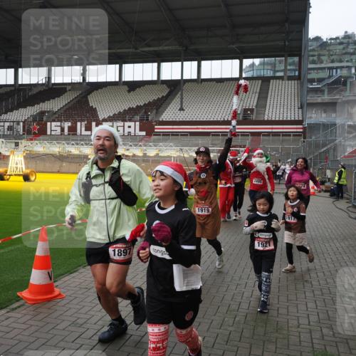 07.12.2025 - St. Pauli X-Mass-Run No. 15 Fabian Wolf http://msf.ph/oto/9418873 07.12.2025 11:28:37 Ziel 1897, 1917, 1919, 1920, 1921, 2383, 2426, 2427, 2431, 2495, 2774, 2808, 2845, 4641, 4832 meine-sportfotos.de