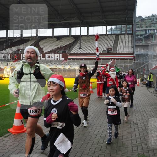 07.12.2025 - St. Pauli X-Mass-Run No. 15 Fabian Wolf http://msf.ph/oto/9418874 07.12.2025 11:28:38 Ziel 1897, 1917, 1919, 1920, 1921, 2383, 2426, 2427, 2431, 2495, 2707, 2774, 2808, 2845, 4641, 4832 meine-sportfotos.de