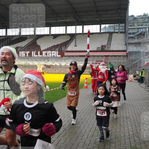 07.12.2025 - St. Pauli X-Mass-Run No. 15 Fabian Wolf http://msf.ph/oto/9418875 07.12.2025 11:28:38 Ziel 1897, 1917, 1919, 1920, 1921, 2383, 2426, 2427, 2431, 2495, 2707, 2774, 2808, 2845, 4641, 4832 meine-sportfotos.de