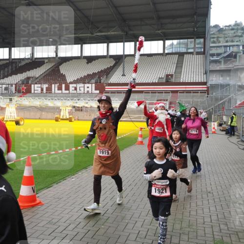 07.12.2025 - St. Pauli X-Mass-Run No. 15 Fabian Wolf http://msf.ph/oto/9418876 07.12.2025 11:28:38 Ziel 1897, 1917, 1919, 1920, 1921, 2383, 2426, 2427, 2431, 2495, 2707, 2774, 2808, 2845, 4641, 4832 meine-sportfotos.de
