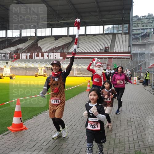 07.12.2025 - St. Pauli X-Mass-Run No. 15 Fabian Wolf http://msf.ph/oto/9418877 07.12.2025 11:28:38 Ziel 1897, 1917, 1919, 1920, 1921, 2383, 2426, 2427, 2431, 2495, 2707, 2774, 2808, 2845, 4641, 4832 meine-sportfotos.de