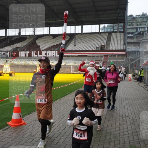 07.12.2025 - St. Pauli X-Mass-Run No. 15 Fabian Wolf http://msf.ph/oto/9418878 07.12.2025 11:28:38 Ziel 1897, 1917, 1919, 1920, 1921, 2383, 2426, 2427, 2431, 2495, 2707, 2774, 2808, 2845, 4641, 4832 meine-sportfotos.de