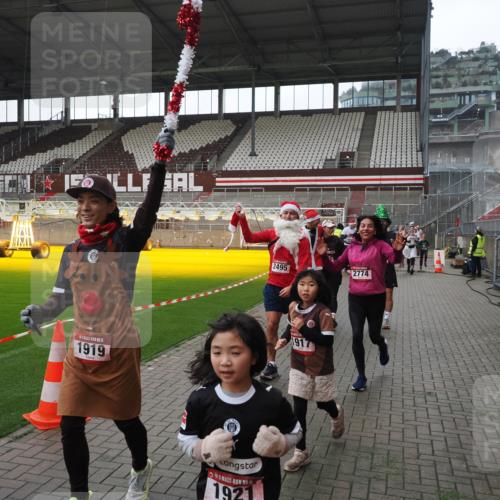 07.12.2025 - St. Pauli X-Mass-Run No. 15 Fabian Wolf http://msf.ph/oto/9418879 07.12.2025 11:28:39 Ziel 1897, 1917, 1919, 1920, 1921, 2383, 2426, 2427, 2431, 2495, 2707, 2774, 2808, 2845, 3234, 4641, 4818, 4832 meine-sportfotos.de