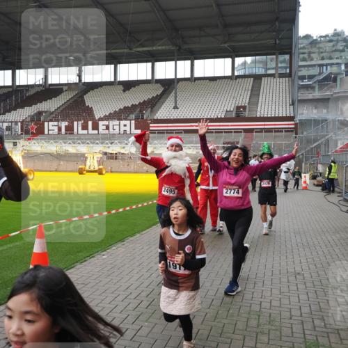 07.12.2025 - St. Pauli X-Mass-Run No. 15 Fabian Wolf http://msf.ph/oto/9418881 07.12.2025 11:28:39 Ziel 1897, 1917, 1919, 1920, 1921, 2383, 2426, 2427, 2431, 2495, 2707, 2774, 2808, 2845, 3234, 4641, 4818, 4832 meine-sportfotos.de