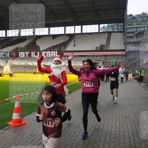 07.12.2025 - St. Pauli X-Mass-Run No. 15 Fabian Wolf http://msf.ph/oto/9418883 07.12.2025 11:28:39 Ziel 1897, 1917, 1919, 1920, 1921, 2383, 2426, 2427, 2431, 2495, 2707, 2774, 2808, 2845, 3234, 4641, 4818, 4832 meine-sportfotos.de