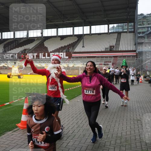 07.12.2025 - St. Pauli X-Mass-Run No. 15 Fabian Wolf http://msf.ph/oto/9418884 07.12.2025 11:28:40 Ziel 1897, 1917, 1919, 1920, 1921, 2383, 2426, 2427, 2431, 2495, 2707, 2774, 2808, 2845, 3234, 4641, 4818, 4832 meine-sportfotos.de