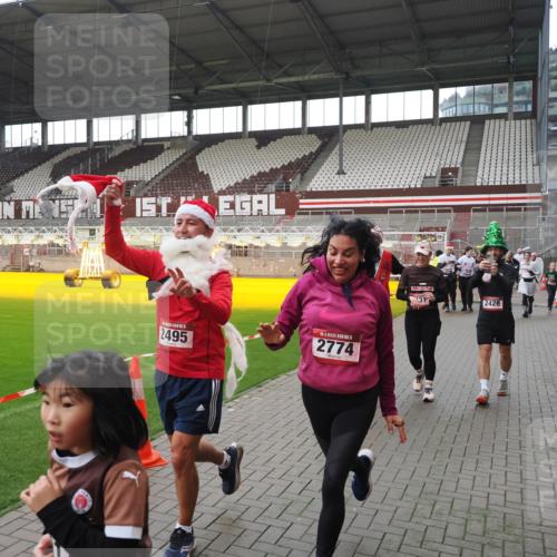 07.12.2025 - St. Pauli X-Mass-Run No. 15 Fabian Wolf http://msf.ph/oto/9418885 07.12.2025 11:28:40 Ziel 1897, 1917, 1919, 1920, 1921, 2383, 2426, 2427, 2431, 2495, 2707, 2774, 2808, 2845, 3234, 4641, 4818, 4832 meine-sportfotos.de