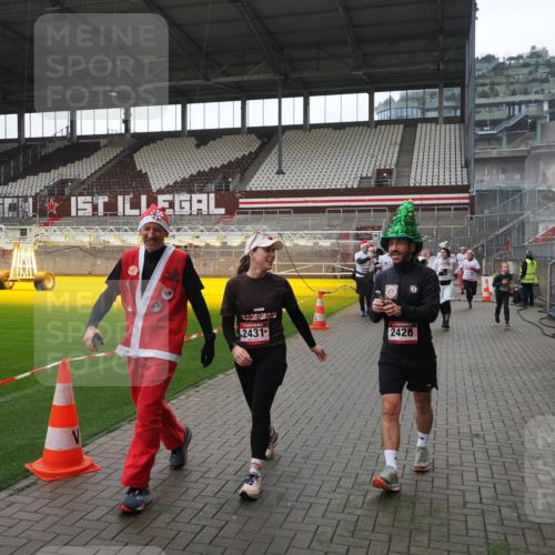 07.12.2025 - St. Pauli X-Mass-Run No. 15 Fabian Wolf http://msf.ph/oto/9418891 07.12.2025 11:28:42 Ziel 1897, 1917, 1919, 1920, 1921, 2383, 2426, 2427, 2431, 2495, 2707, 2709, 2774, 3234, 4641, 4818, 4832, 4837, 4838 meine-sportfotos.de