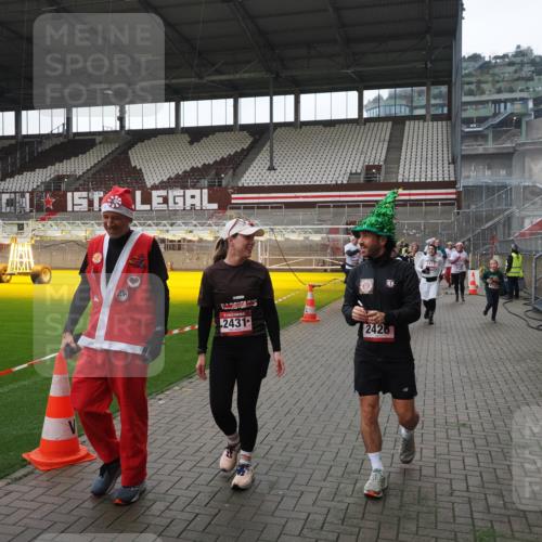 07.12.2025 - St. Pauli X-Mass-Run No. 15 Fabian Wolf http://msf.ph/oto/9418892 07.12.2025 11:28:42 Ziel 1897, 1917, 1919, 1920, 1921, 2383, 2426, 2427, 2431, 2495, 2707, 2709, 2774, 3234, 4641, 4818, 4832, 4837, 4838 meine-sportfotos.de