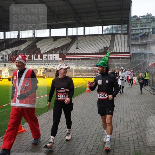 07.12.2025 - St. Pauli X-Mass-Run No. 15 Fabian Wolf http://msf.ph/oto/9418893 07.12.2025 11:28:42 Ziel 1897, 1917, 1919, 1920, 1921, 2383, 2426, 2427, 2431, 2495, 2707, 2709, 2774, 3234, 4641, 4818, 4832, 4837, 4838 meine-sportfotos.de