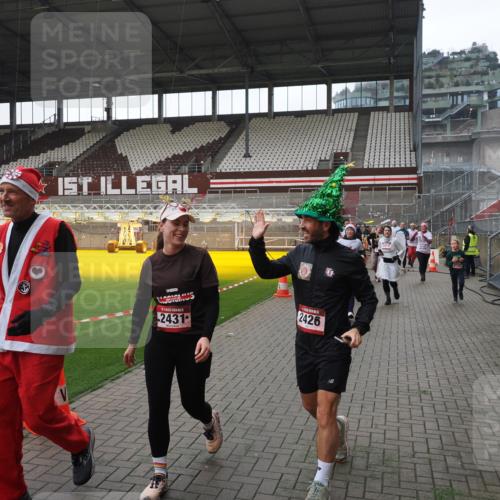 07.12.2025 - St. Pauli X-Mass-Run No. 15 Fabian Wolf http://msf.ph/oto/9418894 07.12.2025 11:28:42 Ziel 1897, 1917, 1919, 1920, 1921, 2383, 2426, 2427, 2431, 2495, 2707, 2709, 2774, 3234, 4641, 4818, 4832, 4837, 4838 meine-sportfotos.de