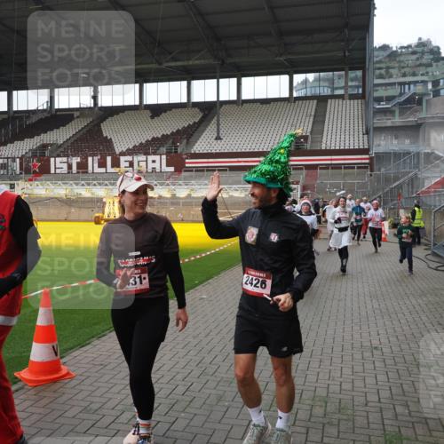 07.12.2025 - St. Pauli X-Mass-Run No. 15 Fabian Wolf http://msf.ph/oto/9418895 07.12.2025 11:28:42 Ziel 1897, 1917, 1919, 1920, 1921, 2383, 2426, 2427, 2431, 2495, 2707, 2709, 2774, 3234, 4641, 4818, 4832, 4837, 4838 meine-sportfotos.de