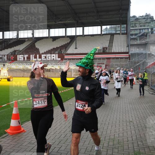 07.12.2025 - St. Pauli X-Mass-Run No. 15 Fabian Wolf http://msf.ph/oto/9418896 07.12.2025 11:28:43 Ziel 1897, 1917, 1919, 1920, 1921, 2038, 2383, 2426, 2427, 2431, 2495, 2707, 2709, 2774, 3234, 4641, 4818, 4832, 4837, 4838 meine-sportfotos.de