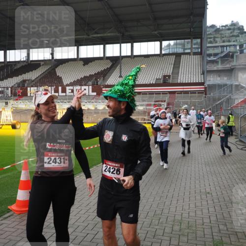 07.12.2025 - St. Pauli X-Mass-Run No. 15 Fabian Wolf http://msf.ph/oto/9418897 07.12.2025 11:28:43 Ziel 1897, 1917, 1919, 1920, 1921, 2038, 2383, 2426, 2427, 2431, 2495, 2707, 2709, 2774, 3234, 4641, 4818, 4832, 4837, 4838 meine-sportfotos.de