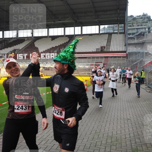 07.12.2025 - St. Pauli X-Mass-Run No. 15 Fabian Wolf http://msf.ph/oto/9418898 07.12.2025 11:28:43 Ziel 1897, 1917, 1919, 1920, 1921, 2038, 2383, 2426, 2427, 2431, 2495, 2707, 2709, 2774, 3234, 4641, 4818, 4832, 4837, 4838 meine-sportfotos.de