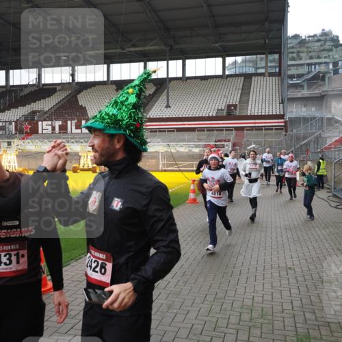07.12.2025 - St. Pauli X-Mass-Run No. 15 Fabian Wolf http://msf.ph/oto/9418899 07.12.2025 11:28:43 Ziel 1897, 1917, 1919, 1920, 1921, 2038, 2383, 2426, 2427, 2431, 2495, 2707, 2709, 2774, 3234, 4641, 4818, 4832, 4837, 4838 meine-sportfotos.de