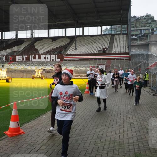 07.12.2025 - St. Pauli X-Mass-Run No. 15 Fabian Wolf http://msf.ph/oto/9418900 07.12.2025 11:28:44 Ziel 1897, 1917, 1919, 1920, 1921, 2038, 2383, 2426, 2427, 2431, 2495, 2707, 2709, 2774, 3234, 4641, 4818, 4832, 4837, 4838 meine-sportfotos.de