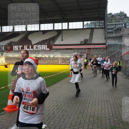 07.12.2025 - St. Pauli X-Mass-Run No. 15 Fabian Wolf http://msf.ph/oto/9418902 07.12.2025 11:28:45 Ziel 1917, 1919, 1920, 1921, 2038, 2383, 2426, 2427, 2431, 2495, 2707, 2709, 2774, 3234, 4641, 4818, 4832, 4837, 4838 meine-sportfotos.de