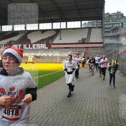 07.12.2025 - St. Pauli X-Mass-Run No. 15 Fabian Wolf http://msf.ph/oto/9418903 07.12.2025 11:28:45 Ziel 1917, 1919, 1920, 1921, 2038, 2383, 2426, 2427, 2431, 2495, 2707, 2709, 2774, 3234, 4641, 4818, 4832, 4837, 4838 meine-sportfotos.de