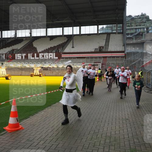 07.12.2025 - St. Pauli X-Mass-Run No. 15 Fabian Wolf http://msf.ph/oto/9418905 07.12.2025 11:28:45 Ziel 1917, 1919, 1920, 1921, 2038, 2383, 2426, 2427, 2431, 2495, 2707, 2709, 2774, 3234, 4641, 4818, 4832, 4837, 4838 meine-sportfotos.de