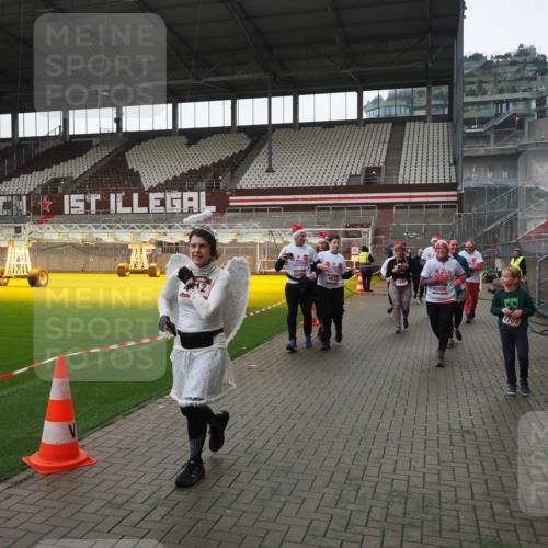 07.12.2025 - St. Pauli X-Mass-Run No. 15 Fabian Wolf http://msf.ph/oto/9418907 07.12.2025 11:28:46 Ziel 1917, 1919, 1920, 1921, 2038, 2383, 2426, 2427, 2431, 2495, 2707, 2709, 2774, 3234, 4818, 4832, 4837, 4838 meine-sportfotos.de