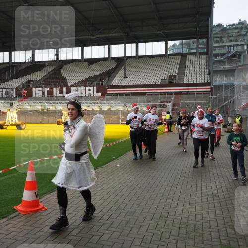 07.12.2025 - St. Pauli X-Mass-Run No. 15 Fabian Wolf http://msf.ph/oto/9418908 07.12.2025 11:28:46 Ziel 1917, 1919, 1920, 1921, 2038, 2383, 2426, 2427, 2431, 2495, 2707, 2709, 2774, 3234, 4818, 4832, 4837, 4838 meine-sportfotos.de
