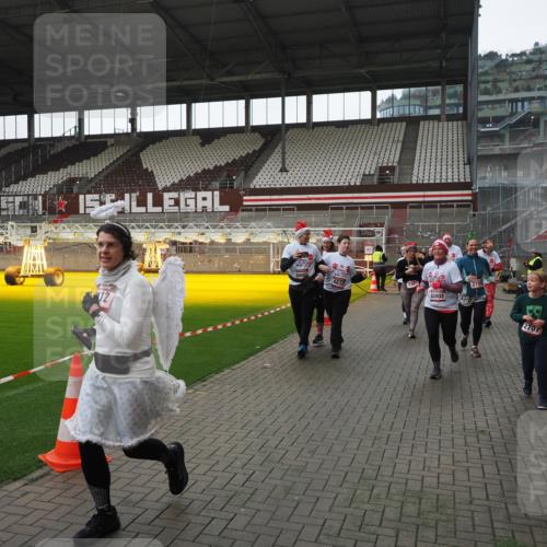 07.12.2025 - St. Pauli X-Mass-Run No. 15 Fabian Wolf http://msf.ph/oto/9418909 07.12.2025 11:28:46 Ziel 1917, 1919, 1920, 1921, 2038, 2383, 2426, 2427, 2431, 2495, 2707, 2709, 2774, 3234, 4818, 4832, 4837, 4838 meine-sportfotos.de