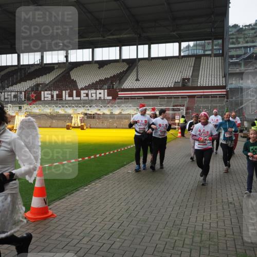 07.12.2025 - St. Pauli X-Mass-Run No. 15 Fabian Wolf http://msf.ph/oto/9418911 07.12.2025 11:28:46 Ziel 1917, 1919, 1920, 1921, 2038, 2383, 2426, 2427, 2431, 2495, 2707, 2709, 2774, 3234, 4818, 4832, 4837, 4838 meine-sportfotos.de
